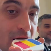 Simion mușcă din fursecul tricolor 