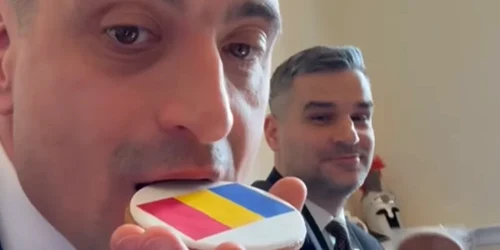 Simion mușcă din fursecul tricolor 