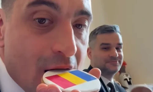 Simion mușcă din fursecul tricolor 