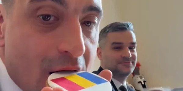Simion mușcă din fursecul tricolor 
