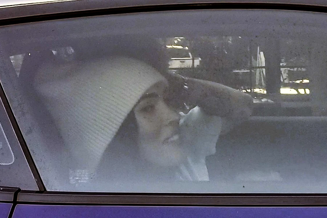 
    Megan Fox, 34 de ani, a fost surprinsă de paparazzi în mașina repperului Machine Gun Kelly, de 30 de anifoto: Profimedia  