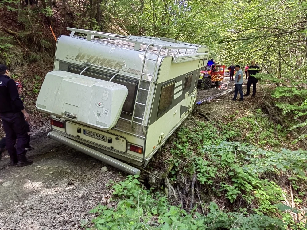 Turiștii au rămas suspendați deasupra unei râpe FOTO Salvamont Neamț