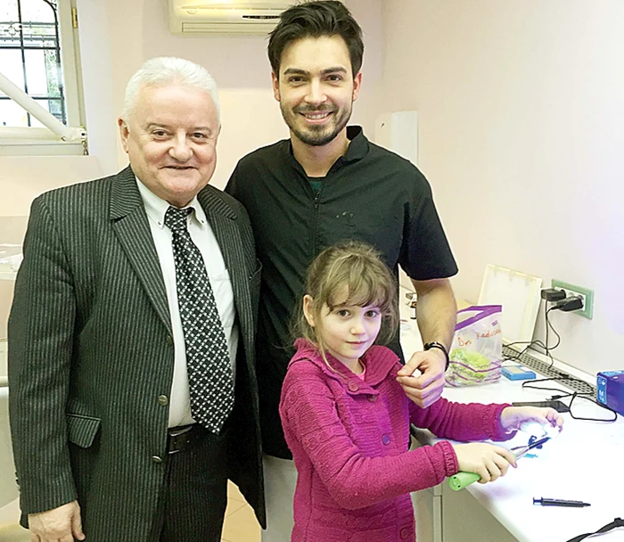 Irinuca s-a suit fără teamă pe scaunul medicului Valentin Răducanu, care i-a scos un dinte de lapteFoto: Dental 1
