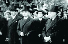 De la dreapta la stânga: Dimitrie Gusti, Iuliu Maniu, la o ceremonie; fotografie de Iosif Berman