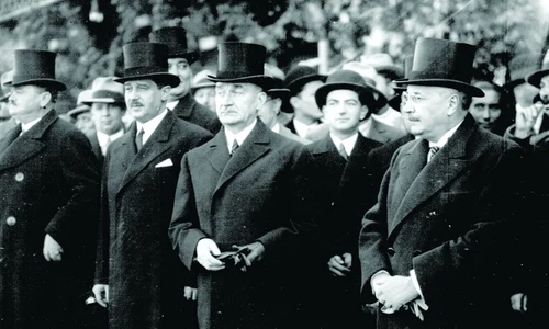 De la dreapta la stânga: Dimitrie Gusti, Iuliu Maniu, la o ceremonie; fotografie de Iosif Berman