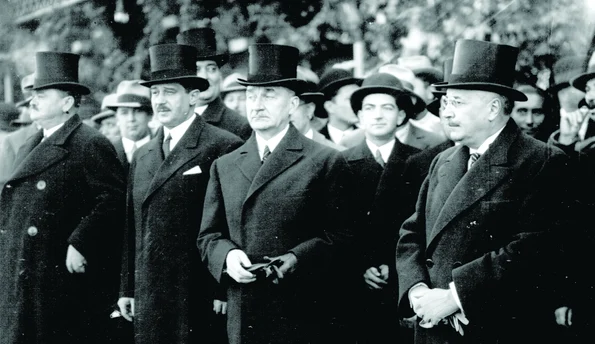 De la dreapta la stânga: Dimitrie Gusti, Iuliu Maniu, la o ceremonie; fotografie de Iosif Berman