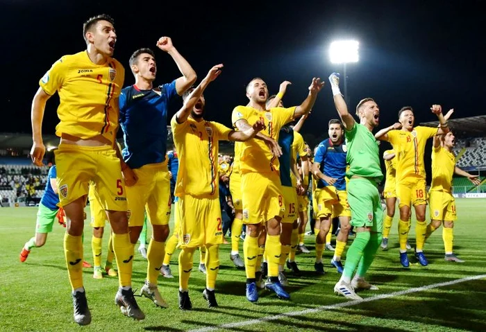 Bucuria tinerilor jucători români după calificarea în premieră la turneul final al CE Under 21FOTO: EPA