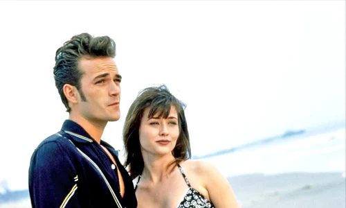 1995  Alături de Luke Perry,  iubitul ei din film jpeg