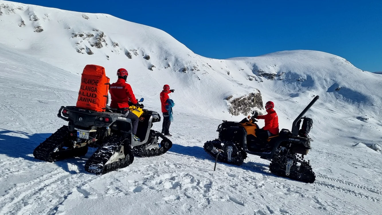 Apeluri de urgență transmise de două snowmobile. Sursă foto: Salvamont România și Salvamont Voineasa