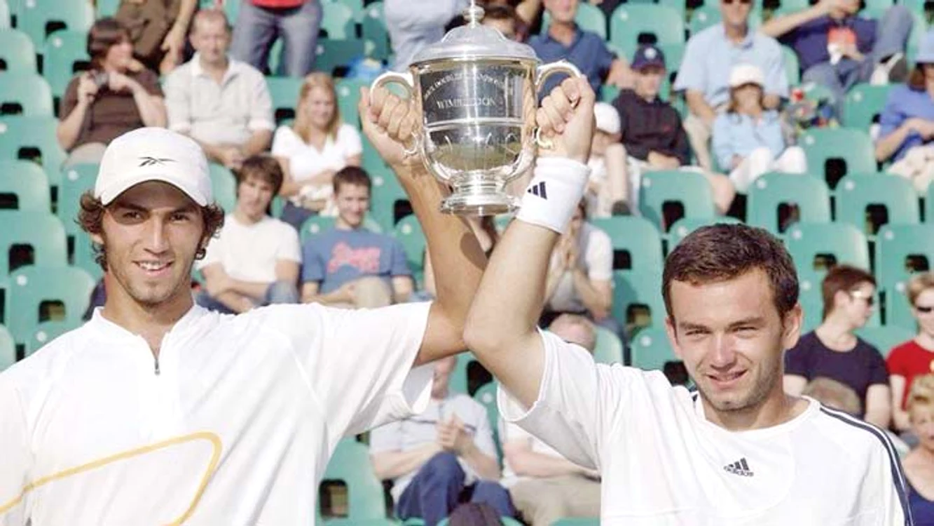 Tecău şi Mergea, cu trofeul  juniorilor de la Wimbledon,  cucerit în 2003