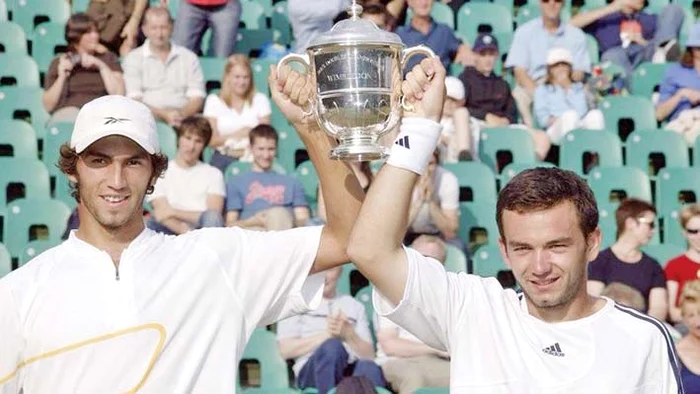 Tecău şi Mergea, cu trofeul  juniorilor de la Wimbledon,  cucerit în 2003