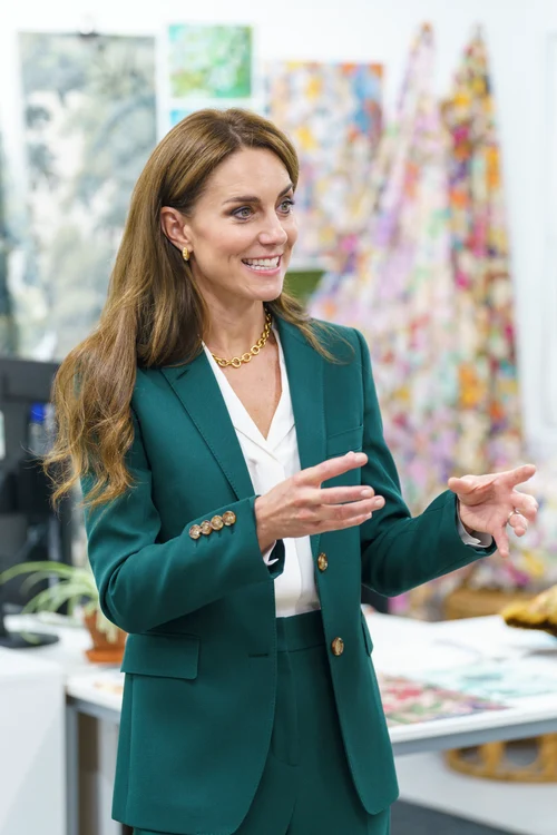 Kate Middleton, îmbrăcată într-un costum verde