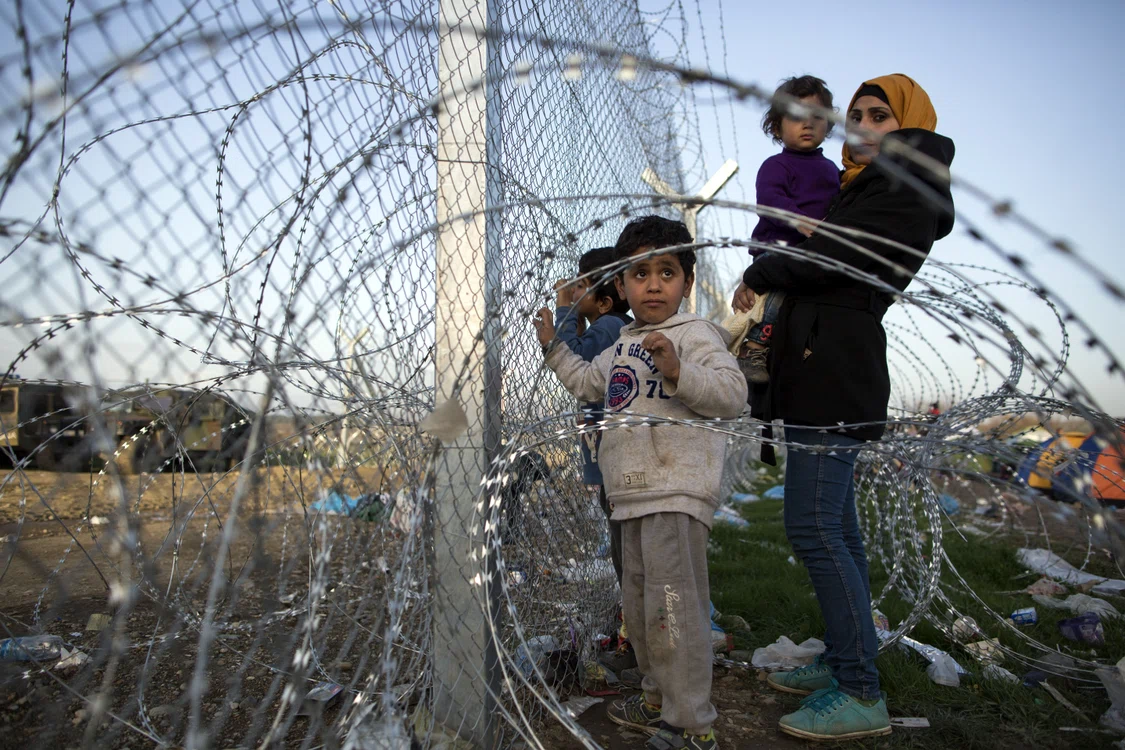 Macedonia a construit un gard cu sârmă ghimpată, lung de 30 de kilometri, la granița cu Grecia