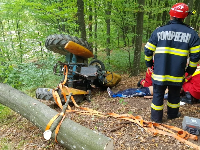 Tractor răsturnat într-o pădure din Frânceşti - Vâlcea - şoferul a decedat şi un pasager a fost rănit Foto Adevărul