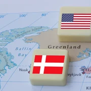 Hartă a Groenlandei pe care se află blocuri cu steagurile SUA și Danemarcei FOTO Shutterstock jpg
