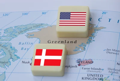 Hartă a Groenlandei pe care se află blocuri cu steagurile SUA și Danemarcei FOTO Shutterstock jpg