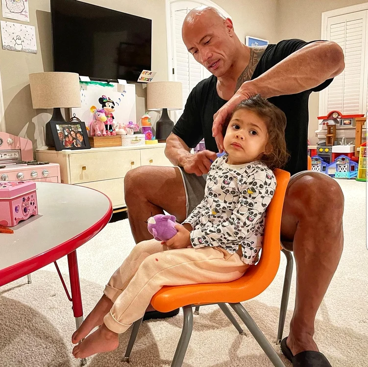 
    Dwayne Johnson, 48 de ani, a dat în minea fetiței lui de 5 ani, Jasminefoto: Instagram  