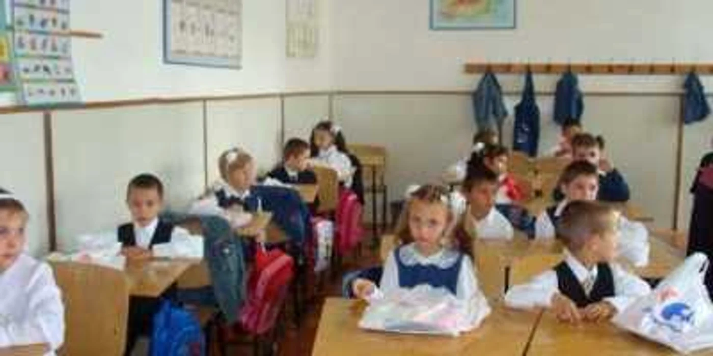 Elevii aşteaptă laptele şi cornul-imagine arhivă