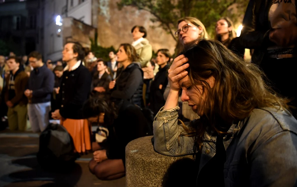 Oamenii stau încă pe străzi, şocaţi de incediul care a distrus Notre Dame