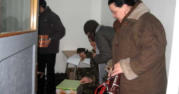Pachetele pentru sinistraţi sunt adunate la Unitatea Militară