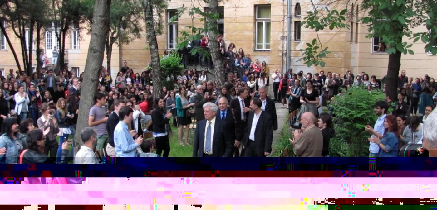Mario Vargas Llosa, croindu-şi
drum printre cei veniţi să-l asculte   FOTO: Florina Pop
