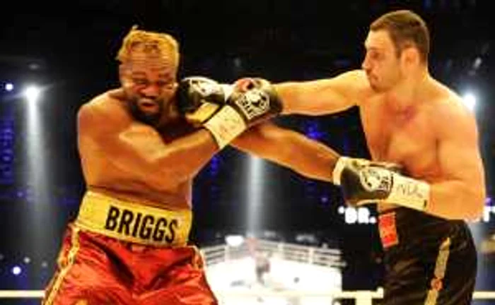 Vitali Klitschko l-a năucit pe Shannon Briggs, dar acesta nu a căzut