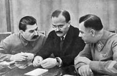 Stalin, Molotov și Voroșilov (© Wikimedia Commons)