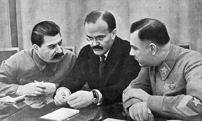 Stalin, Molotov și Voroșilov (© Wikimedia Commons)