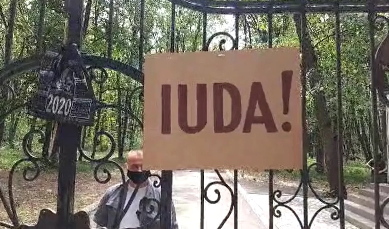 La finalul protestului, veteranii au agăţat de gardul reşedinţei de stat câteva pacarte pe care scria „Iuda”, „Dodon la puşcărie”, „Trădător de ţară”