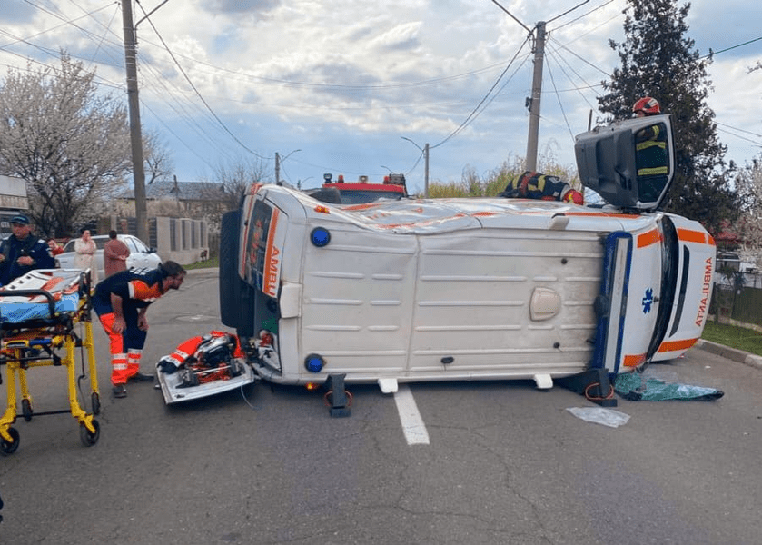 Ambulanță spulberată la Urziceni. Trei persoane, printre care un copil de un an, sunt rănite