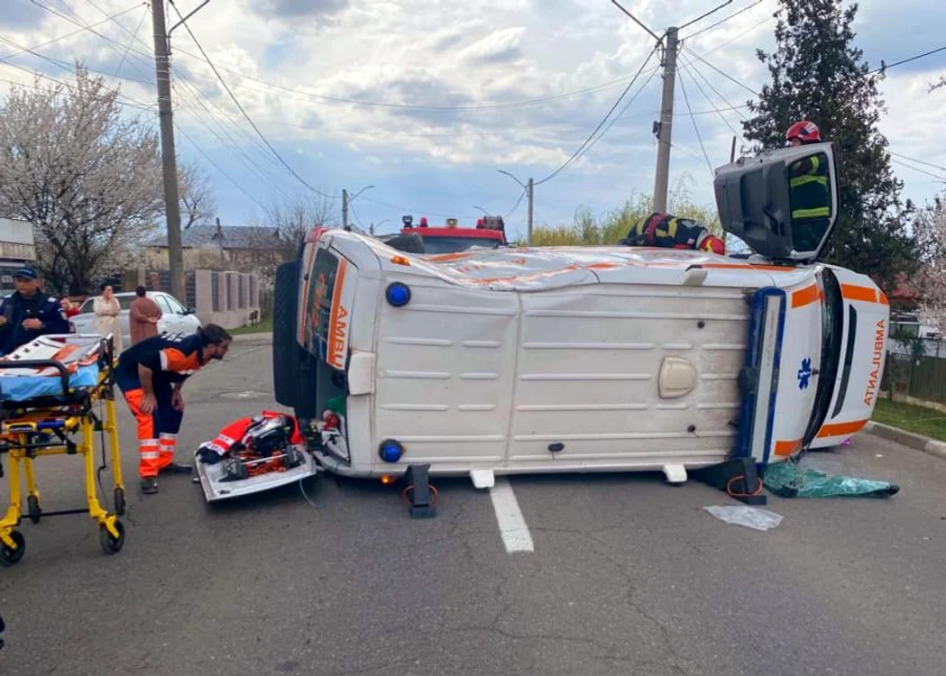Ambulanța implicată în accident FOTO: IPJ Ialomița
