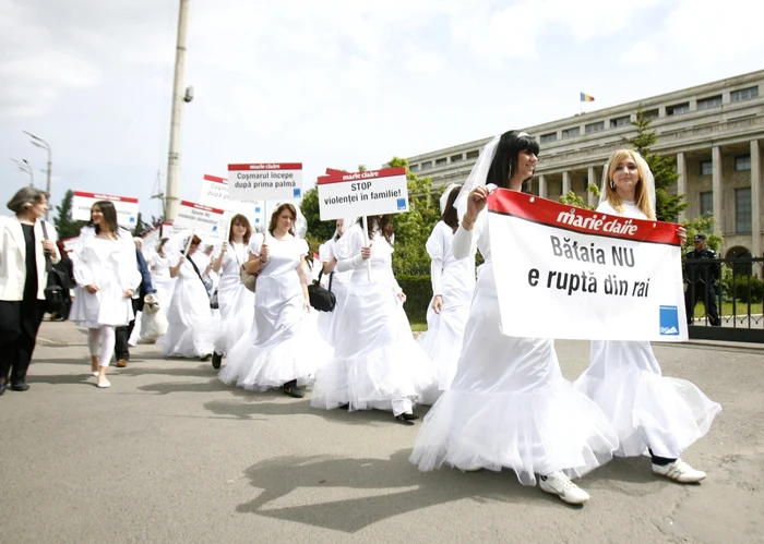 Protest al mireselor împotriva violenţei domestice organizat la Bucureşti în 2008 FOTO Adevărul