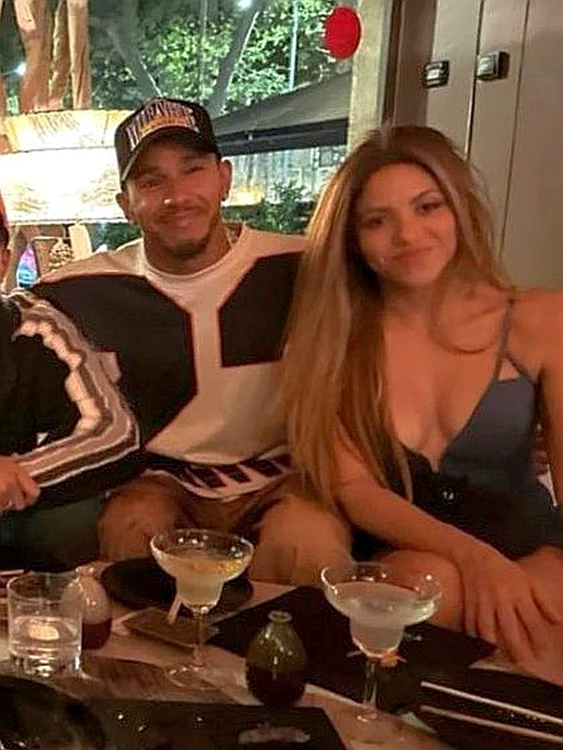 Shakira la masă cu pilotul Lewis Hamilton