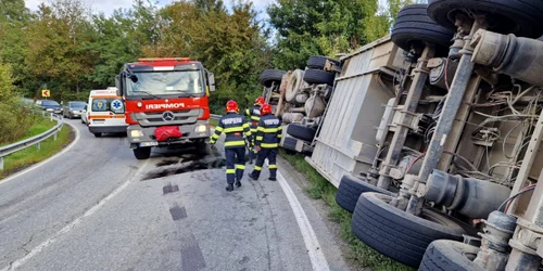 Camion încărcat cu sute de oi răsturnat pe DN67 în Pietrari Vâlcea Foto ISU Vâlcea jpeg