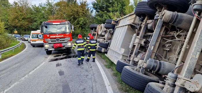 Camion încărcat cu sute de oi răsturnat pe DN67 în Pietrari Vâlcea Foto ISU Vâlcea