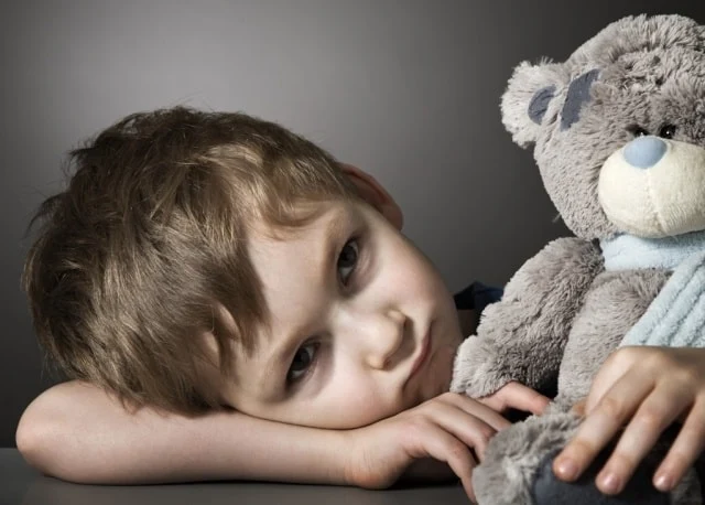 Cum a fost soluționat cazul unui copil ținut șase ani și jumătate departe de unul dintre părinți. „Menținerea lângă agresor este mai traumatizantă decât separarea pentru protecție”