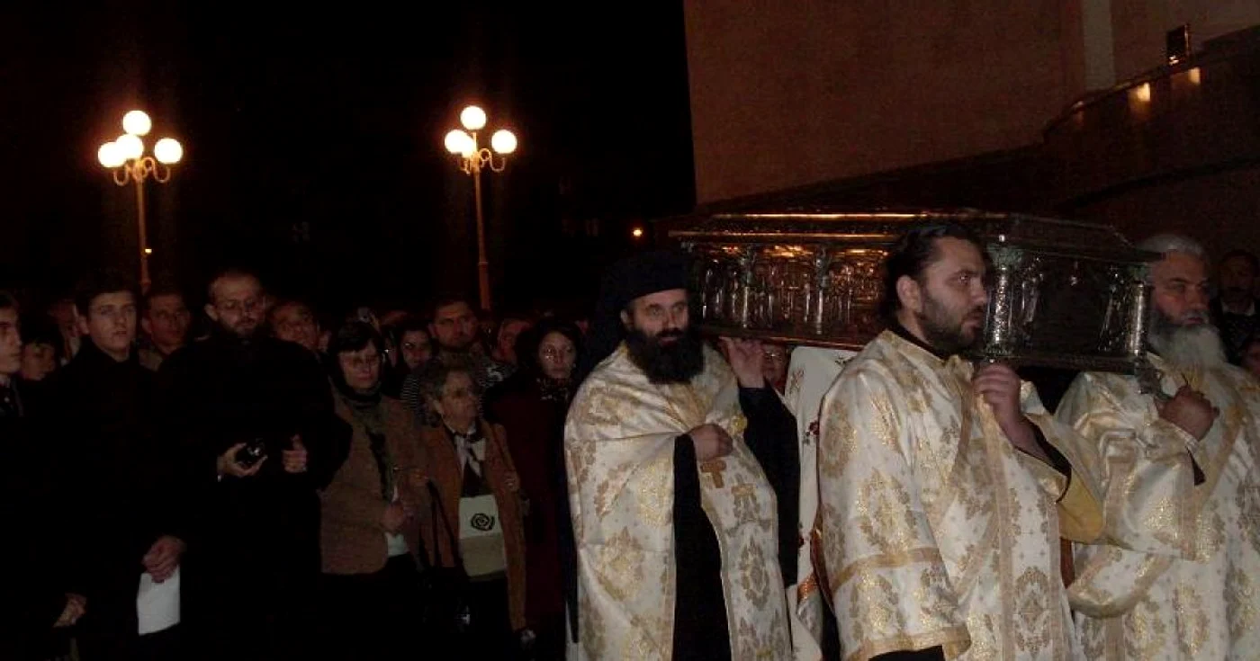 Racla cu sfintele moaşte a fost purtată de patru preoţi 