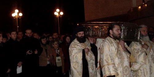 Racla cu sfintele moaşte a fost purtată de patru preoţi 