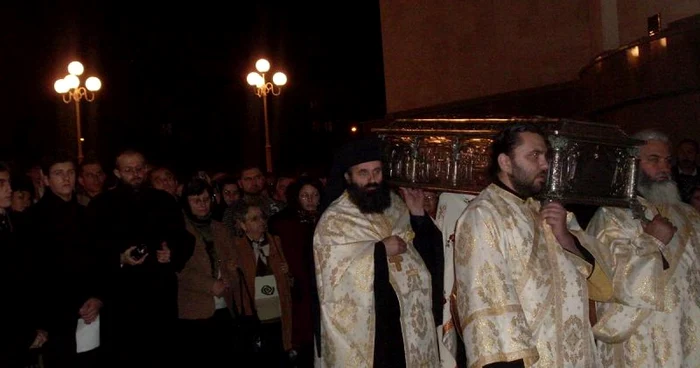 Racla cu sfintele moaşte a fost purtată de patru preoţi