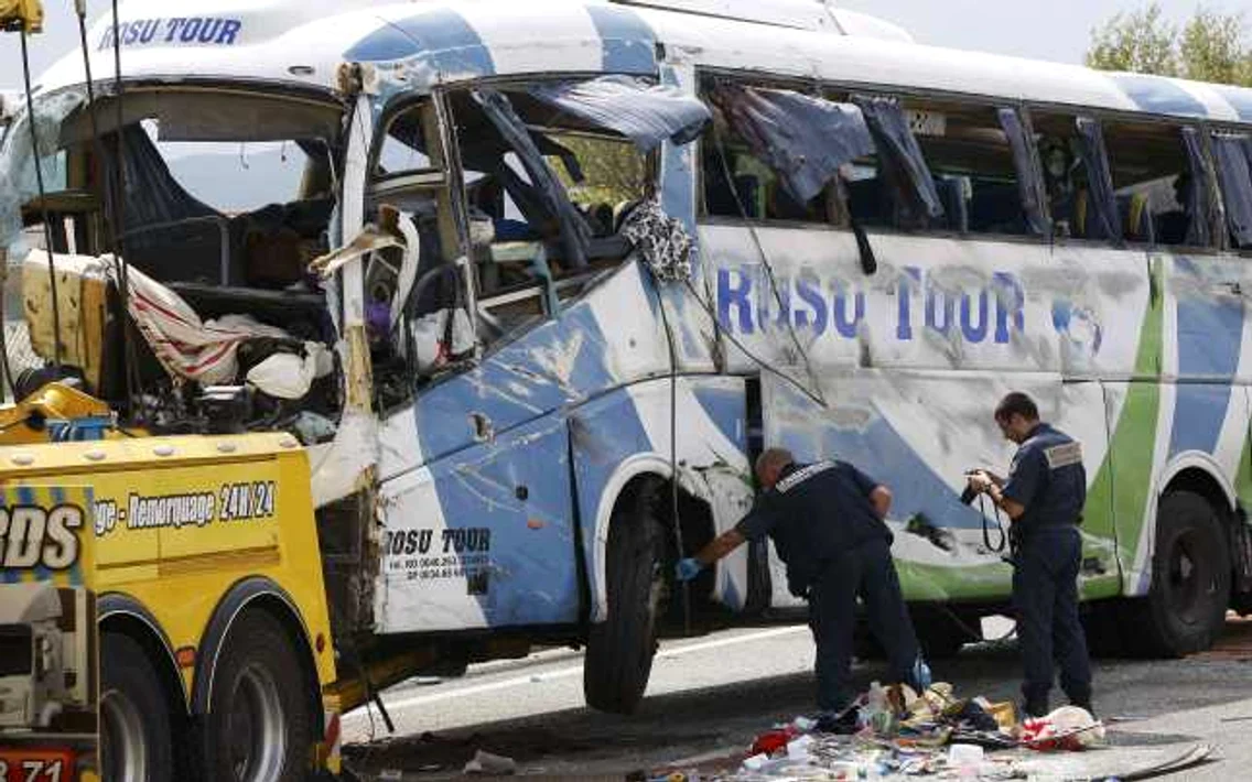 autocar rosu tour franta accident reuters