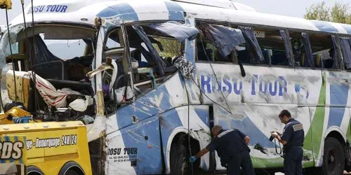 autocar rosu tour franta accident reuters