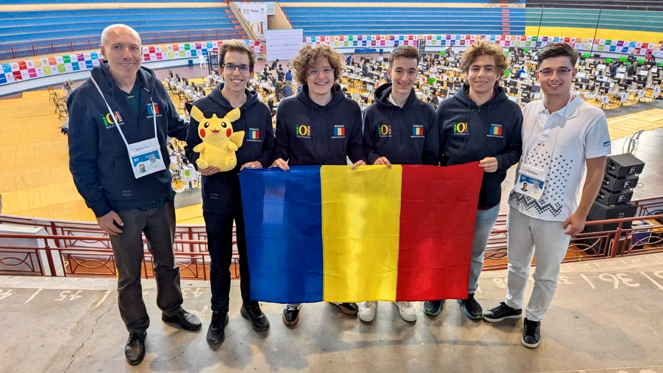 Lotul elevilor "de aur" la Olimpiada Internaţională de Informatică. FOTO: Facebook/MEC