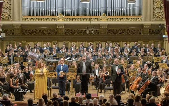 Orchestra şi Corul Filarmonicii au fost conduse, la Ateneu, pe 18 octombrie 2019, de britanicul Alexander Walker. Solişti au fost Oliver Johnston, Aura Twarowska şi  Marius Boloş  FOTO: Roza Zah