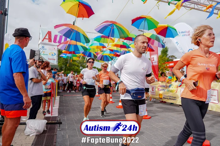 Cecilia Cătăniciu, vâlceanca ambasadoare la Autism 24k (prima din dreapta) Foto Autism 24 jpg