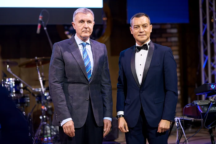 Principele Radu a părut tare abătut la eveniment. Iată-l în compania lui Antonio Souvannasouck, președinte Patronatul Român al Brokerilor de Asigurare-ReasigurareFoto: Asigest