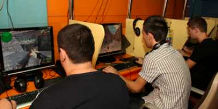 Iaşi: Zeci de mii de lei din lupte virtuale
