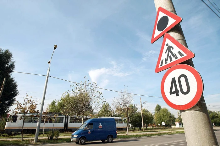 Click! a verificat dacă şoferii ştiu ce înseamnă noul indicator rutier care avertizează că urmează o zonă cu multe accidenteFotografii: Dorin Constanda