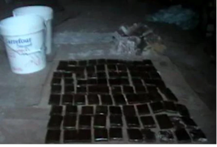 10 kilograme de haşiş intenţionau să le transporte şi să le comercializeze în Federaţia Rusă FOTO poliţie.gov.md