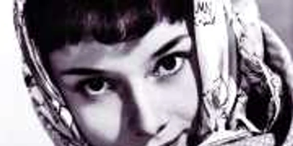 Audrey Hepburn cu esarfa