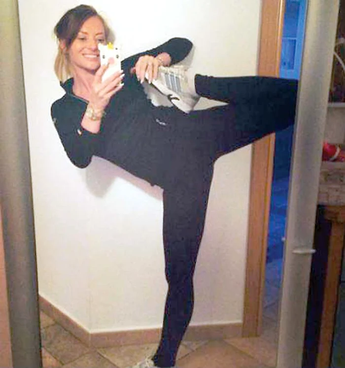 Delia Matache, 32 de ani, se mândreşte cu o carcasă-porcuşor pentru telefonul ei